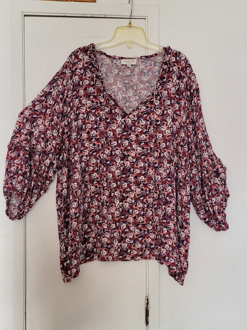 Floral V-Neck Women’s Top in Burgundy Pink